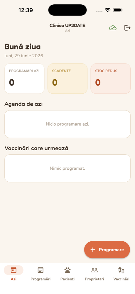 Aplicația mobilă VetCRM pe telefon: ecranul principal cu agenda zilei, scadențele și starea de sincronizare cu clinica
